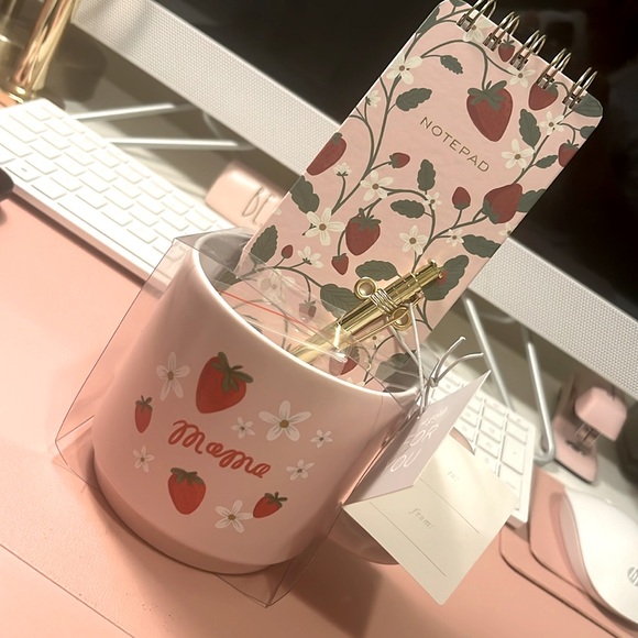 Beautiful and delicate cup with notepad and gold pen included. Strawberry design - Picture 1 of 2